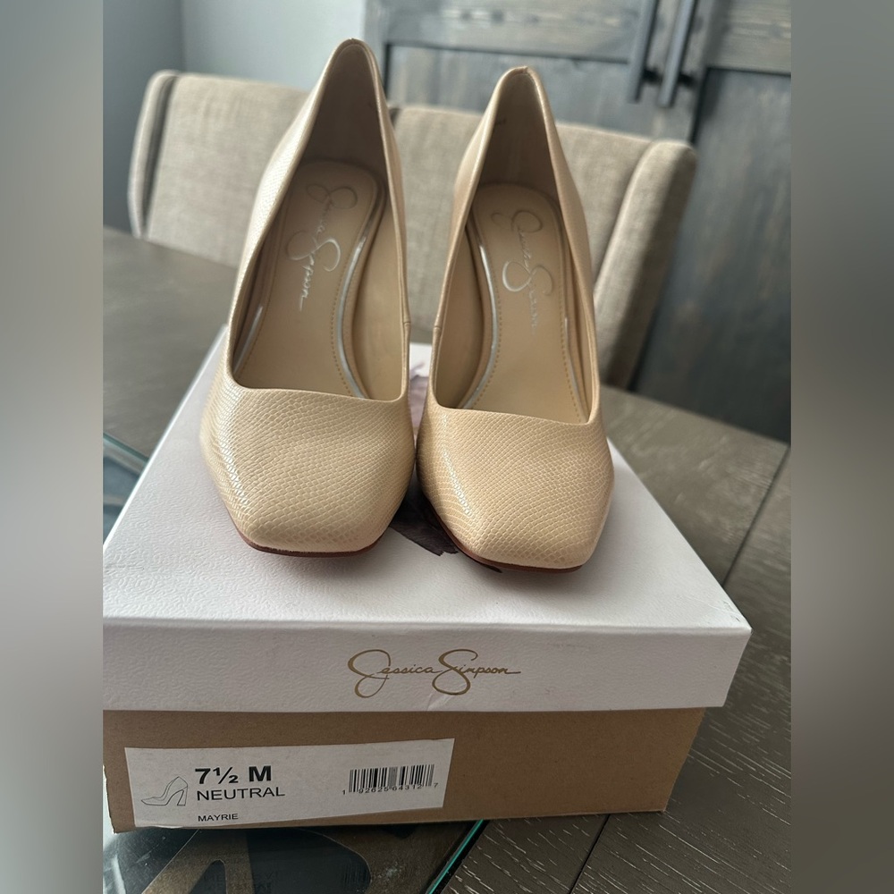 Jessica Simpson Marie pumps 

Neutral 

Size 7.5